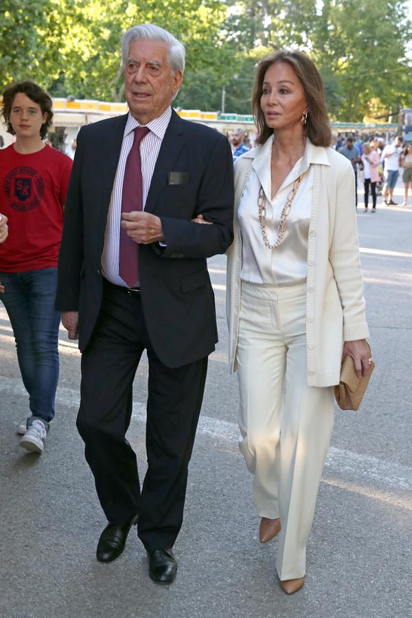 Apostar todo al blanco puede ser arriesgado, pero también todo un acierto. Isabel probó y ganó con este conjunto de pantalón de pinzas, camisa satinada y cárdigan de punto que combino con complementos beige.