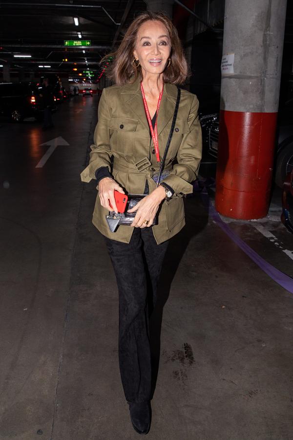 A sus casi 70 años, Isabel Preysler no pierde la oportunidad de unirse a las últimas tendencias y acompañó un outfit de prendas negras con una chaqueta sahariana, muy tendencia.