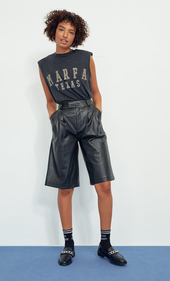 Bermudas de efecto piel con pinzas y de cintura alta, de la nueva colección de Stradivarius (19,99 euros).