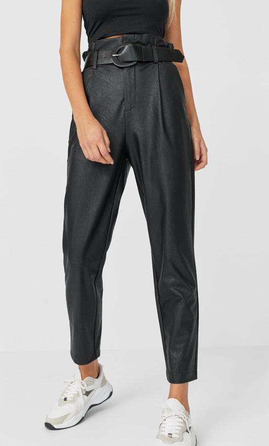 Pantalones paperbag de efecto piel, con cinturón de hebilla forrada, de la nueva colección de Stradivarius (29,99 euros).