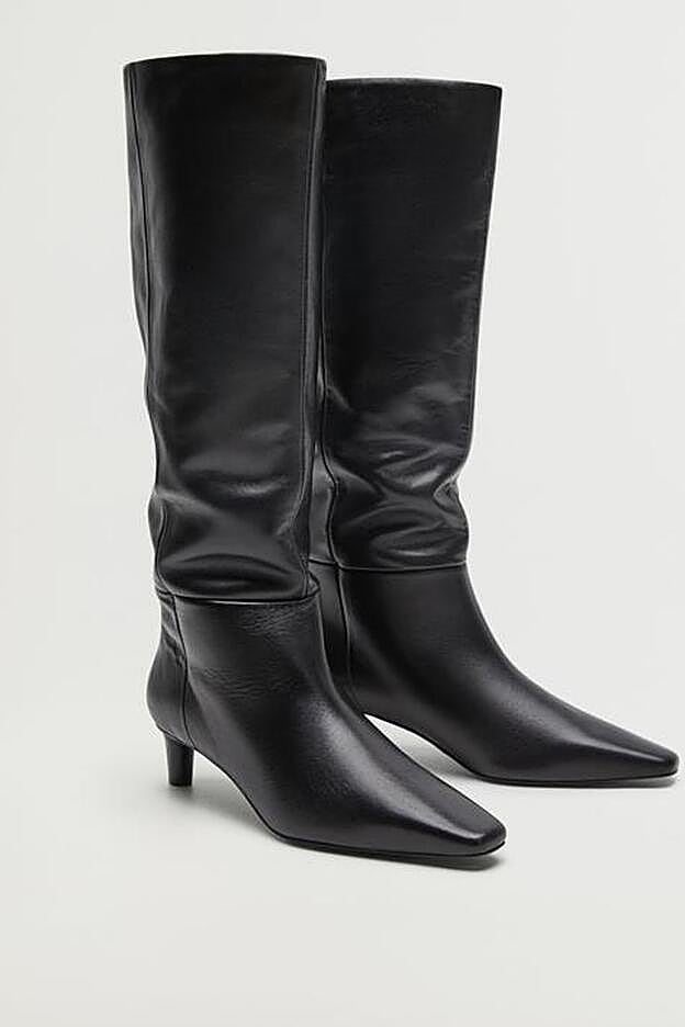 Con puntera cuadrada y tacón fino, esta bota de piel negra de Mangocombina con todo.