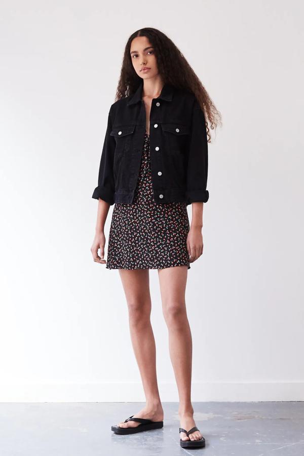 Disponible en negro o en azul, esta cazadora vaquera de inspiración años 80 y silueta oversize tiene un precio de 19,99 euros.