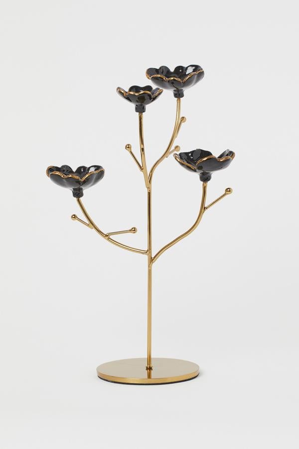 Este colgador para bisutería en metal dorado con forma de árbol y flores tiene una altura de 27 centímetros y un ancho de 20. Cuesta 24,99 euros.