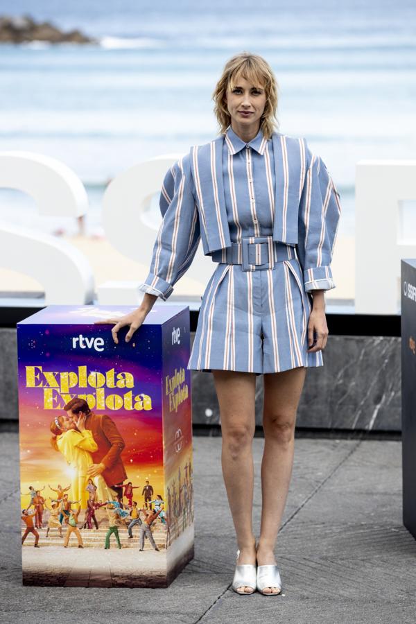 Ingrid García-Jonsson con un conjunto de bermuda corta, camisa y chaqueta de estampado de rayas de Carolina Herrera.