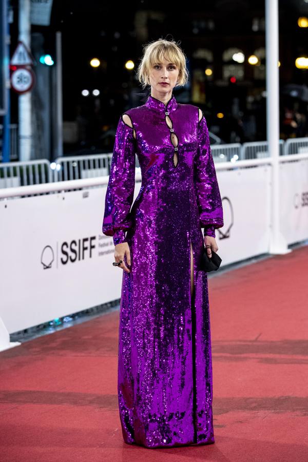 Ingrid García-Jonsson con un vestido largo de lentejuelas en color morado de Gucci.