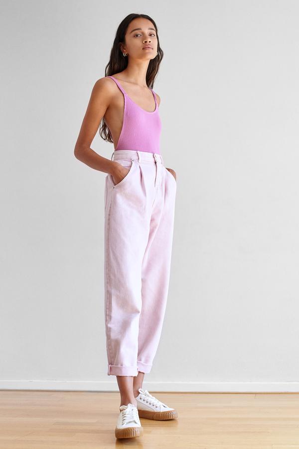 Disponibles en varios colores, estos jeans slouchy rosas cuentan con cinco bolsillos, cintura con trabillas y cierre mediante botón y cremallera. Confeccionados en 100% algodón, ahora tienen un precio de 19,99 euros.