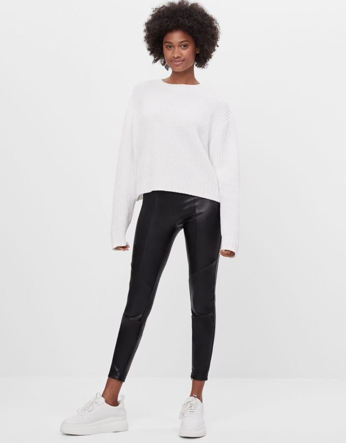 En color negro, estos leggins tobilleros de efecto piel sientan como un guante. Son de Bershka y tienen un precio de 17,99 euros.