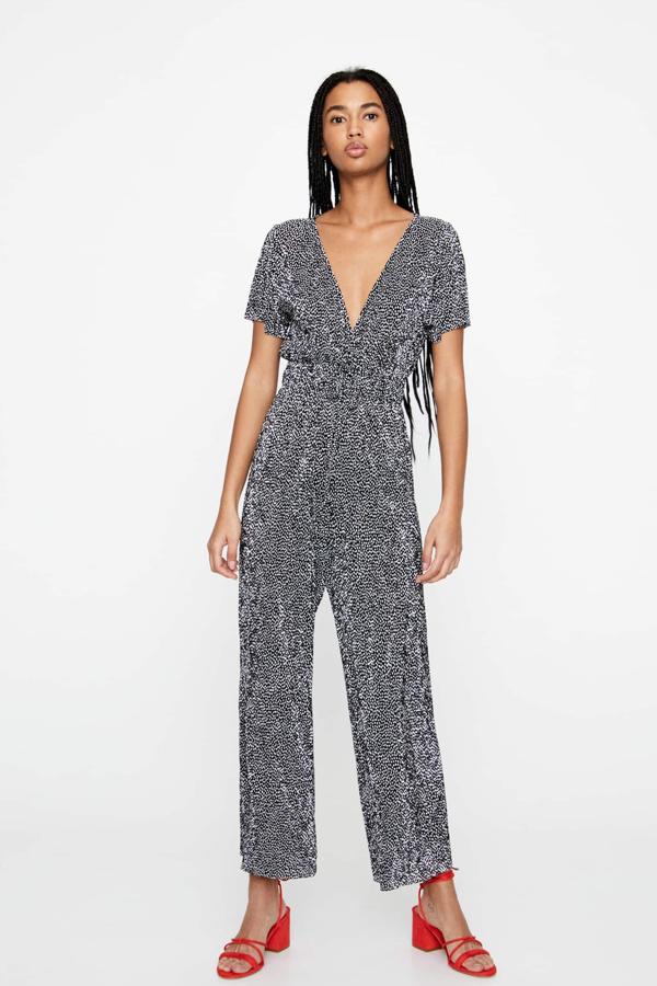 Con estampado en color negro, este mono largo con escote de pico cruzado y confeccionado en tejido plisado tiene un precio de 13,79 euros.