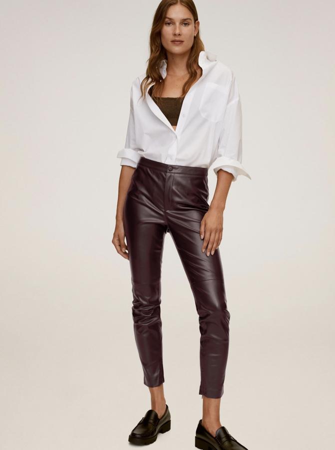 Disponible en color arena, negro o vino, este pantalón pitillo de efecto piel esculpe la figura al máximo gracias a su alta elasticidad. De tiro medio, es de Mango y tiene un precio de 25,99 euros.