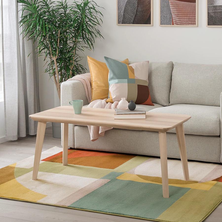 Esta alfombra de pelo corto multicolor tiene unas medidas de 133x195 centímetros y un precio de 49 euros.