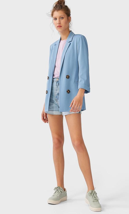 Con doble botonadura, esta blazer abierta en color azul está también disponible en malva, negro o crudo. Con bolsillos, es de Stradivarius y tiene un precio de 29,99 euros.