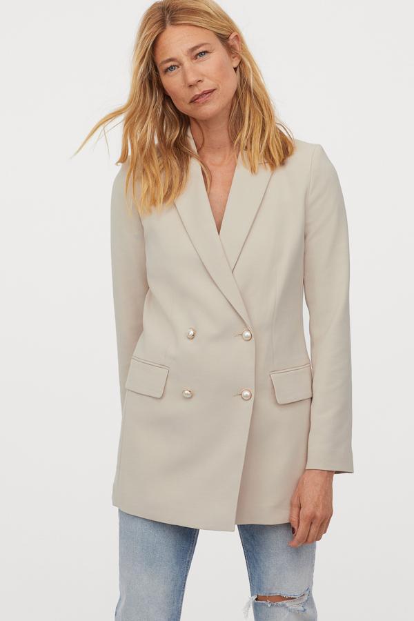 Disponible en beige claro o negro, esta americana de doble botonadura con cintura ligeramente entallada cuenta con botones nacarados y bolsillos delanteros con solapa. Es de H&M y tiene un precio de 39,99 euros.