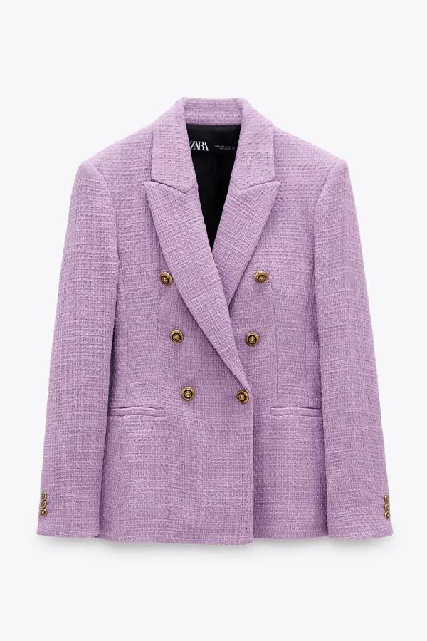 En color malva, esta blazer entallada con hombros marcados y cierre frontal cruzado con botones metálicos es de Zara y tiene un precio de 49,95 euros.