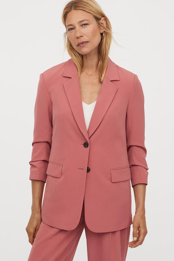 En color marsala, esta americana de corte recto con manga tres cuartos recogidas con botón en los puños y abertura en la parte trasera es de H&M y tiene un precio de 29,99 euros.