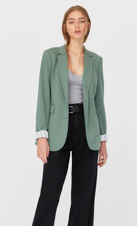 Disponible en verde, negro, gris o con estampado de cuadros, esta blazer básica de punto es de Stradivarius y tiene un precio de 29,99 euros.