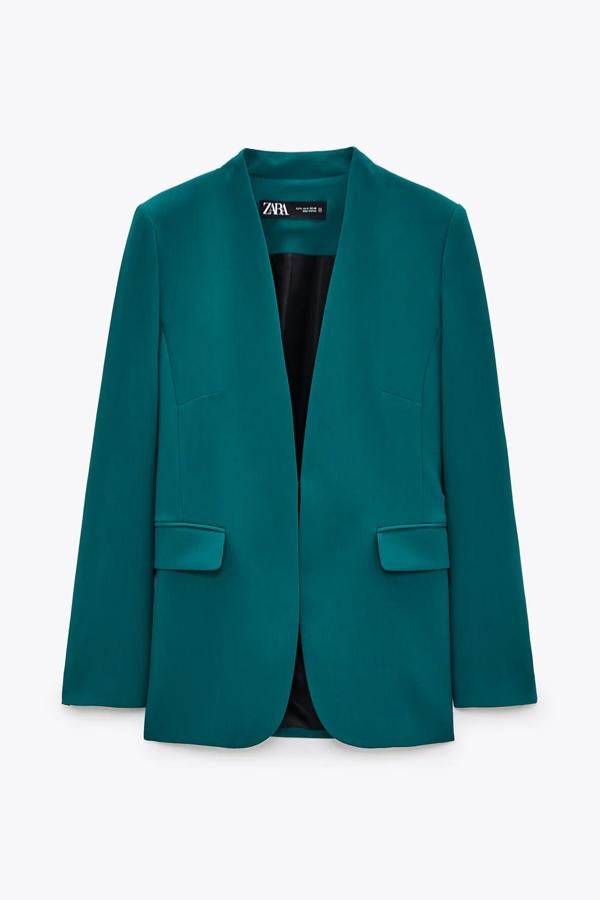 En color verde, esta blazer sin solapa con hombros marcados y bolsillos con solapa es de Zara y tiene un precio de 39,95 euros.