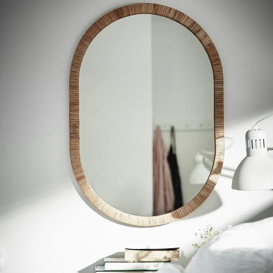 Este espejo ovalado con marco de ratán en color natural tiene unas medidas de 54x77 centímetros y un precio de 29 euros.