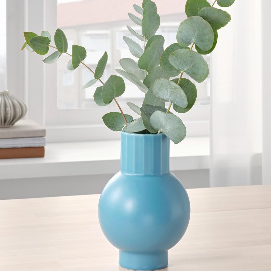 Este jarrón en color azul y de 20 centímetros tiene un precio de 9 euros.