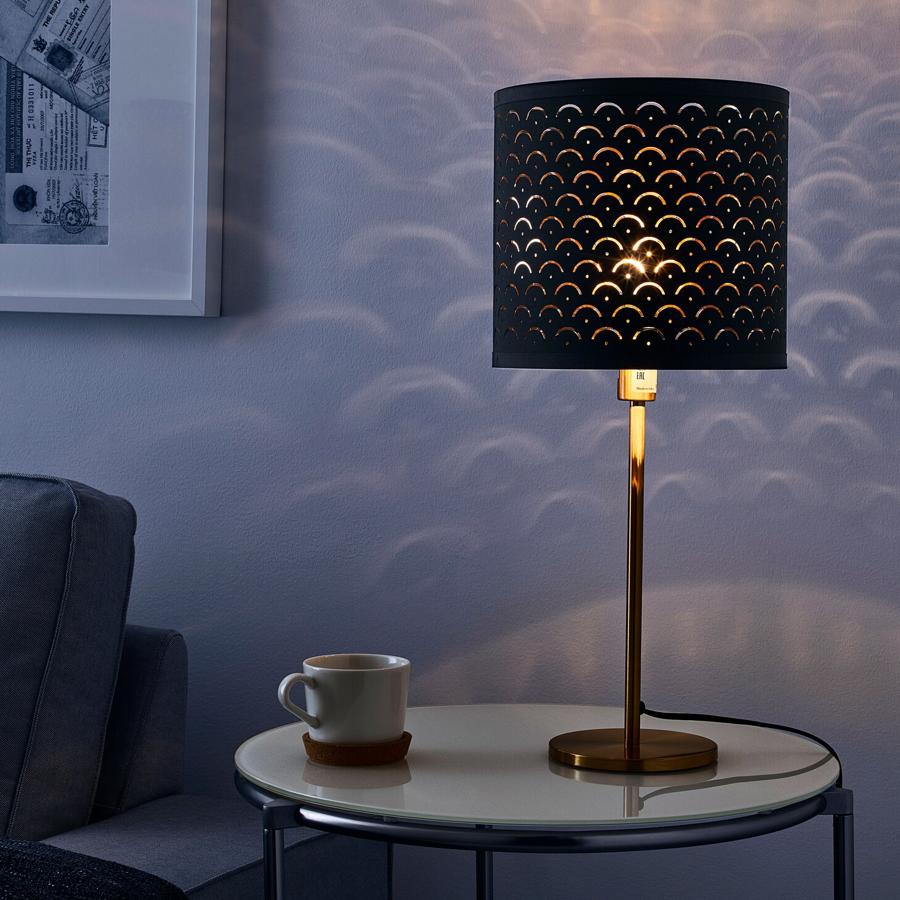 Esta lámpara de mesa con pantalla de latón negro con perforaciones tiene un precio de 30 euros.