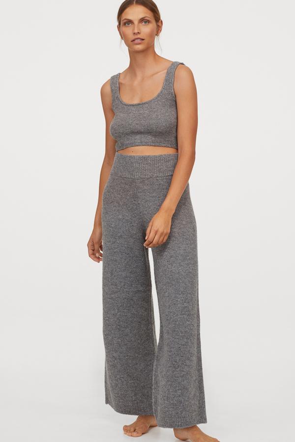 En color gris jaspeado, este pantalón en punto suave con lana en la trama cuenta con talle alto con elástico y perneras amplias con ribete de canalé en los bajos. Es de H&M y tiene un precio de 29,99 euros.