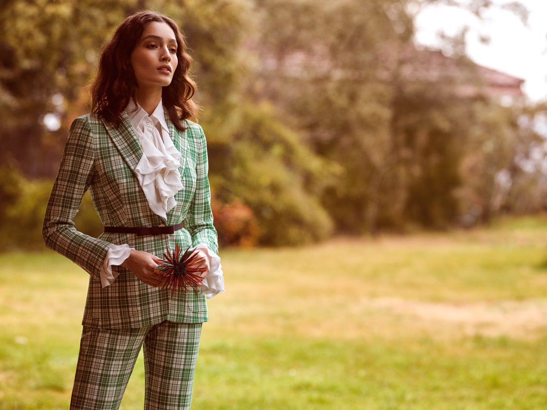 Americana y pantalón, ambos de Pertegaz; blusa de Rails, y cinturón y flor de La Nueva Parisién.