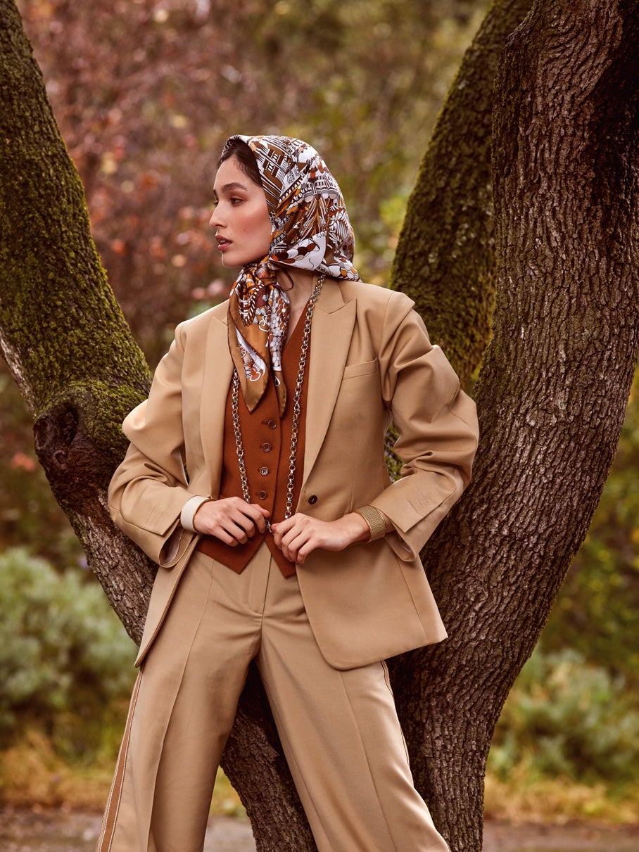 Americana, pantalón, pañuelo de seda estampada y pulseras lacadas, todo de Hermès; chaleco de Oteyza, y collar de eslabones, de San Eduardo Joyeros.