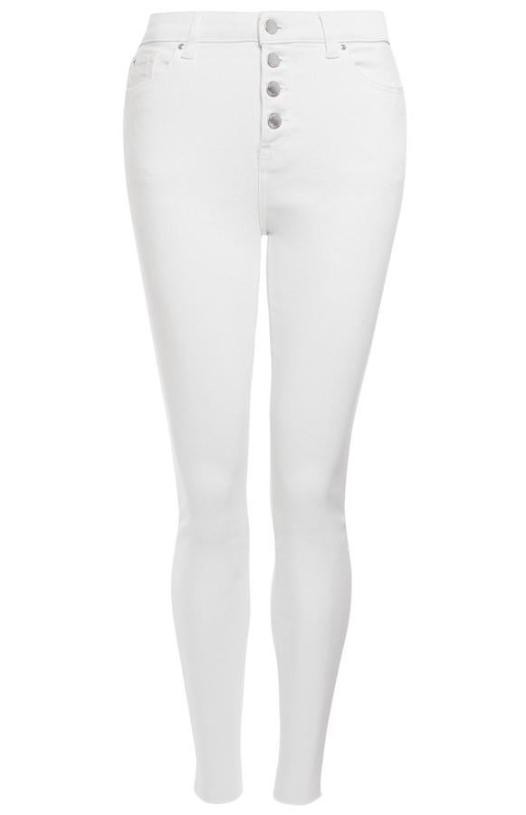 Con cuatro botones en la parte delantera, este pantalón vaquero blanco con el bajo sin rematar tiene un precio de 19 euros.