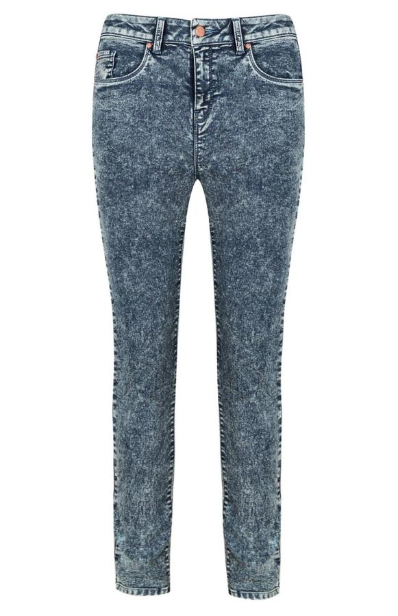 Estos pantalones vaqueros con lavado ácido en color azul tienen un precio de 13 euros.