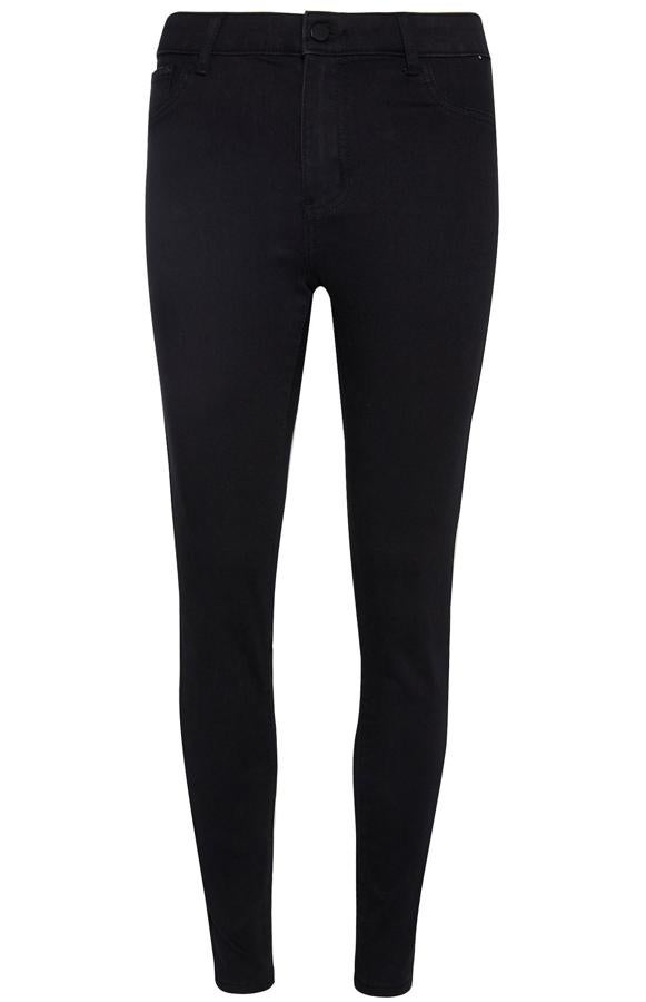 Este pantalón vaquero en color negro con efecto push up cuenta con botón del mismo color y tiene un precio de 13 euros.