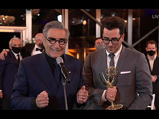 Eugene y Daniel Levy agradeciendo el reconocimiento a la mejor comedia.