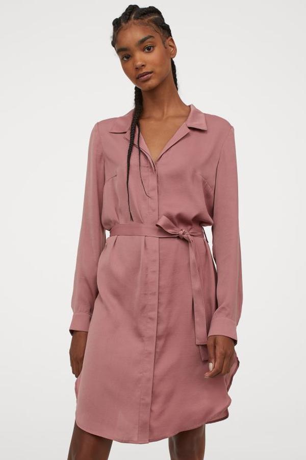 Con suave caída y cinturón de anudar a tono, este vestido corto en rosa de antaño viene con cuello camisero, escote d épico y botones ocultos delante. Con bajo redondeado, tiene un precio de 24,99 euros y está disponible entre las tallas 32 y 46.