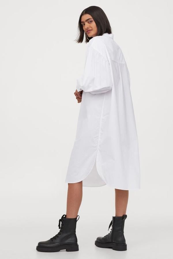 En color blanco, diseño midi y canesú con pliegue de caja en la espalda, este vestido con cuelo camisero y botones frontales tiene los hombros caídos, las mangas largas abullonadas y un bolsillo de tapeta en el pecho. Cuesta 29,99 euros y está disponible entre las tallas XS y XXL.