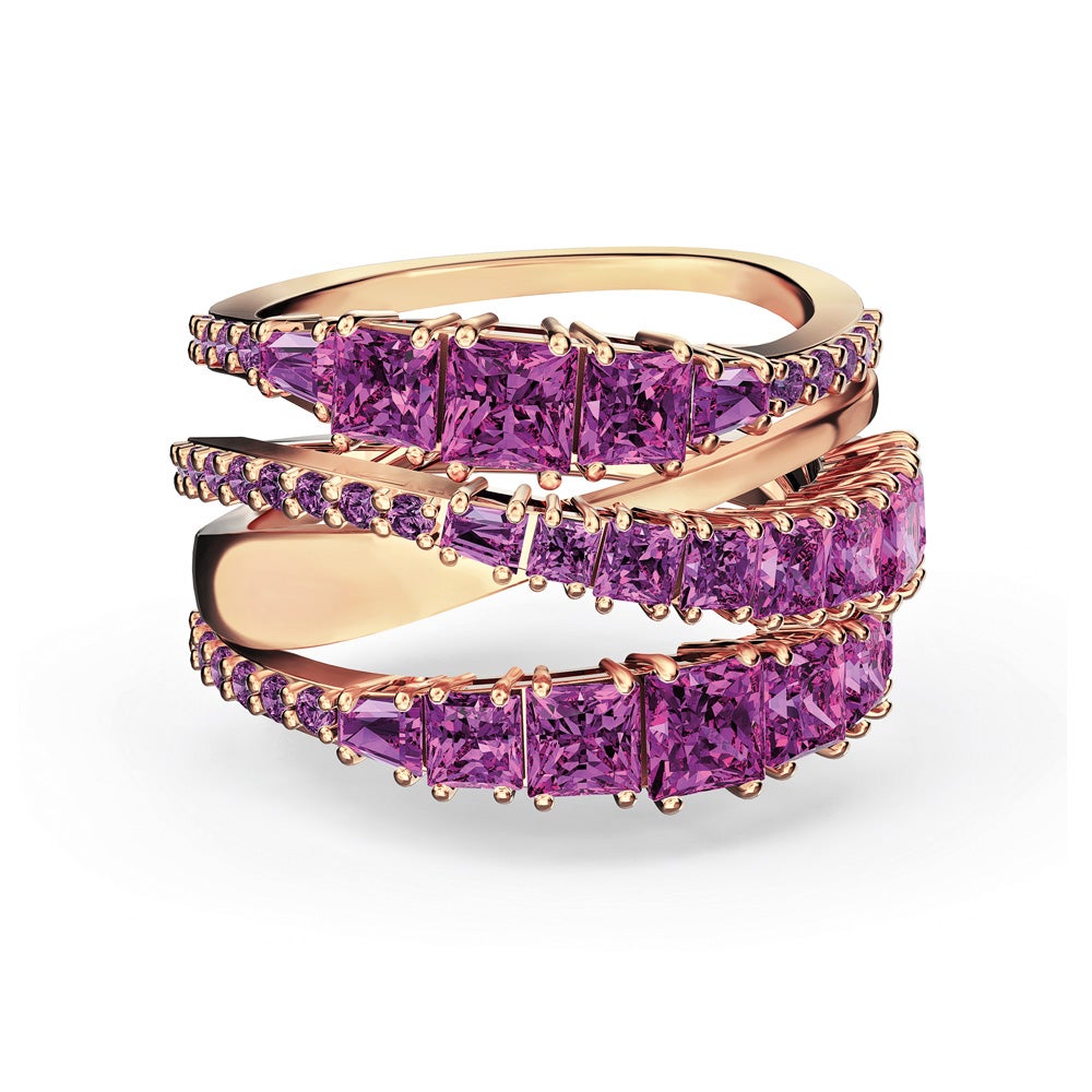 Anillo Twist Wrap con baño de oro rosa y piedras moradas, de Swarovski.