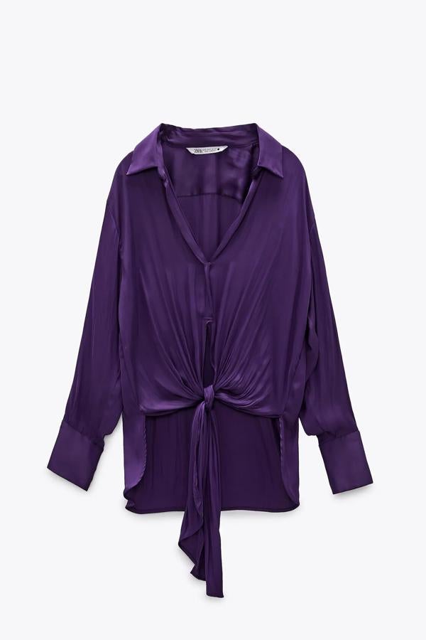 En color púrpura, esta blusa fluida con escote de pico y manga larga acabada en puño cuenta con detalle de lazada en la parte delantera. Es de Zara y tiene un precio de 29,95 euros.