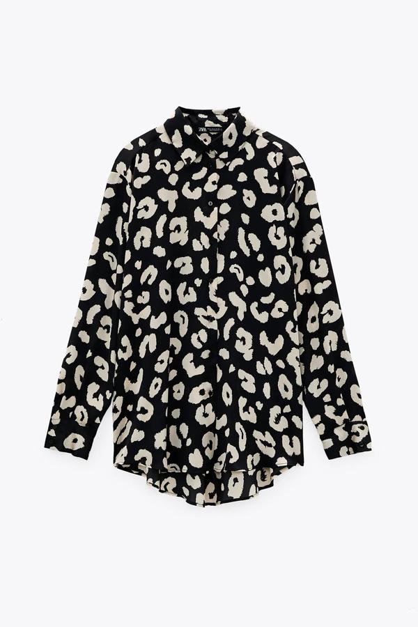 on estampado animal en color negro y arena, esta blusa satinada de manga larga cuenta con bajo asimétrico y cierre con botones delanteros. Es de Zara y tiene un precio de 22,95 euros.