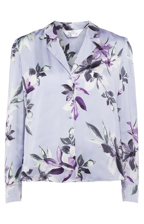 Con estampado floral en color azul, esta blusa de satén con cuello con solapa y botones es de Primark y tiene un precio de 12 euros.
