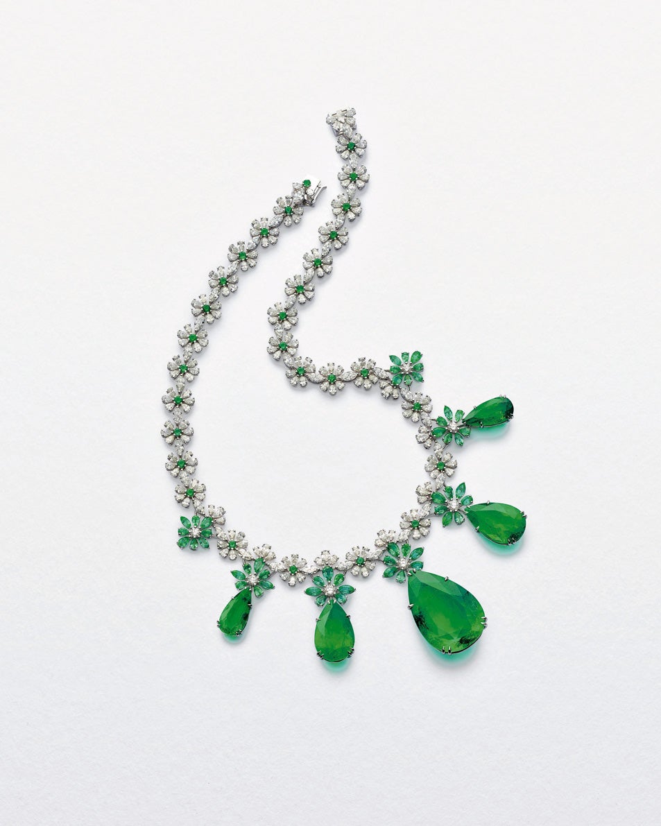 Collar de oro blanco con esmeraldas, turmalinas, diamantes, berilios y tsavoritas, de Chopard.