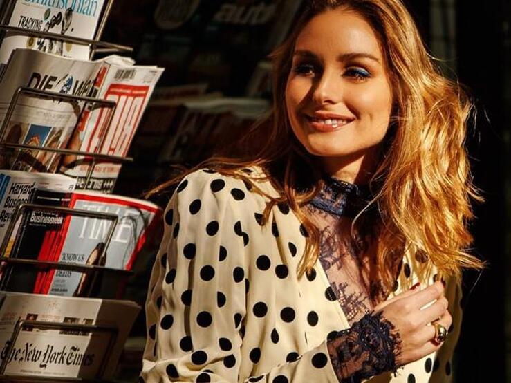 Fotos: Las 14 blusas de satén que combinan genial con todos tus vaqueros