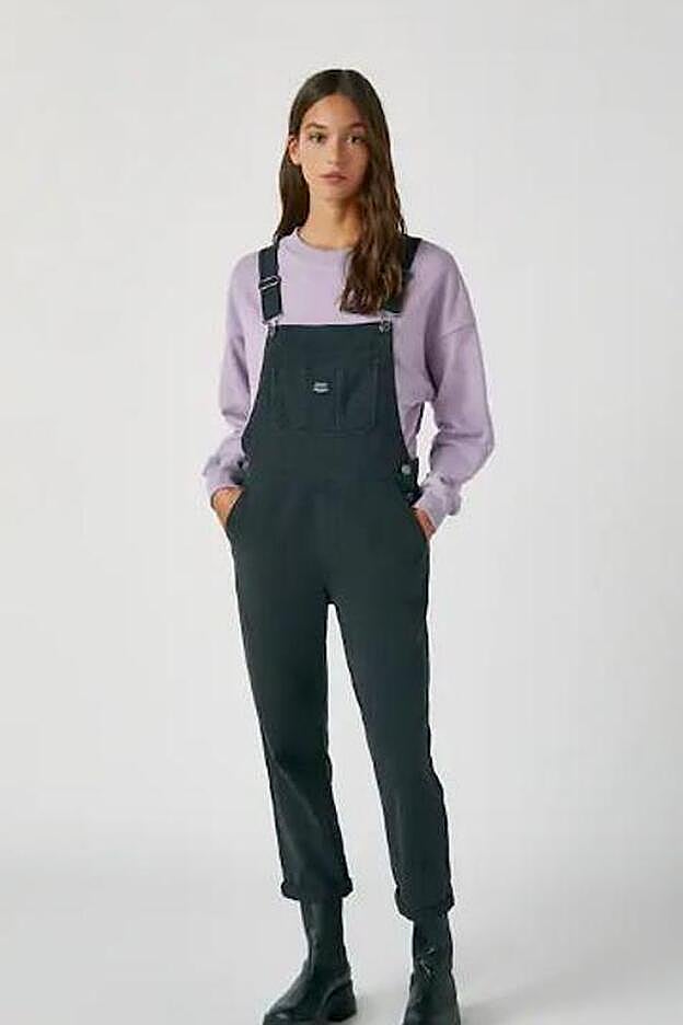 El peto negro de Pull&Bear no cuesta ni 30 euros y es una de las prendas perfectas para el entretimepo.