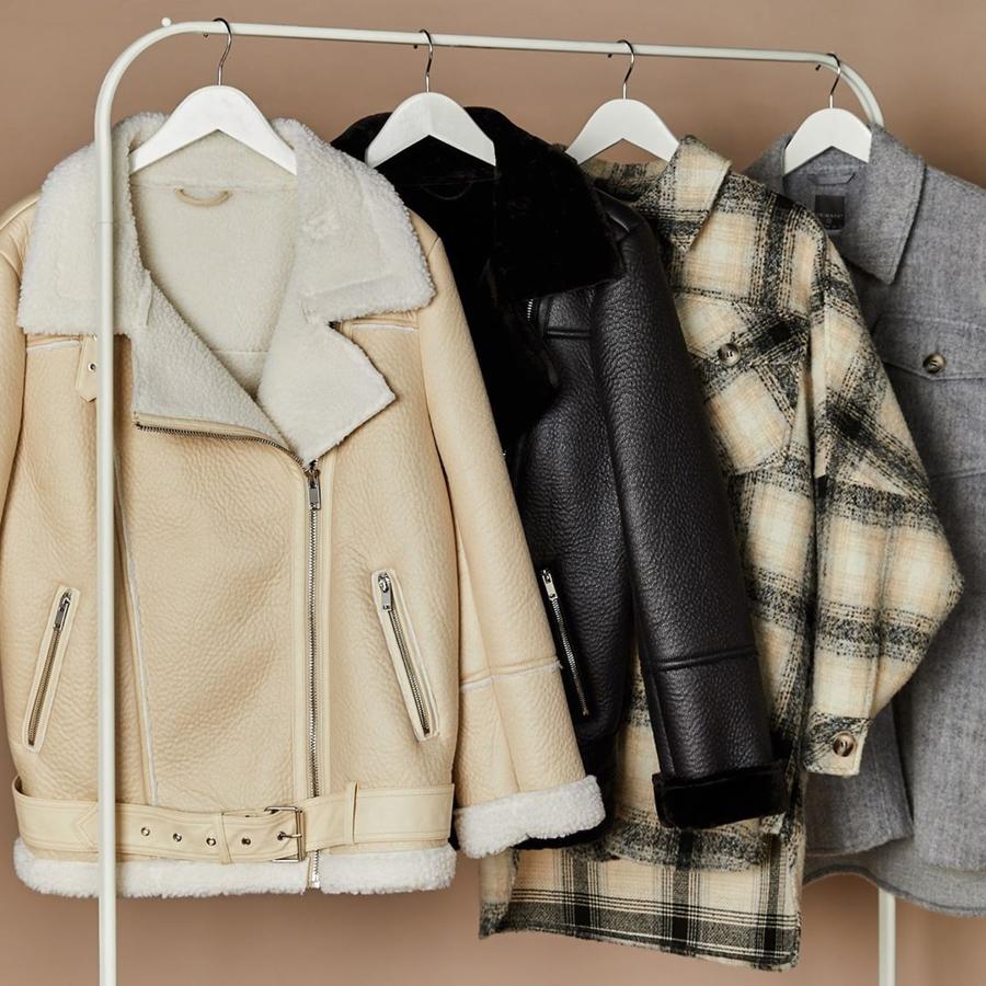 Ahora que empieza el frío, nada mejor que  renovar nuestro armario de abrigos  con piezas como estas bikers de borreguito y estas sobrecamisas de Primark, todos por menos de 30 euros.