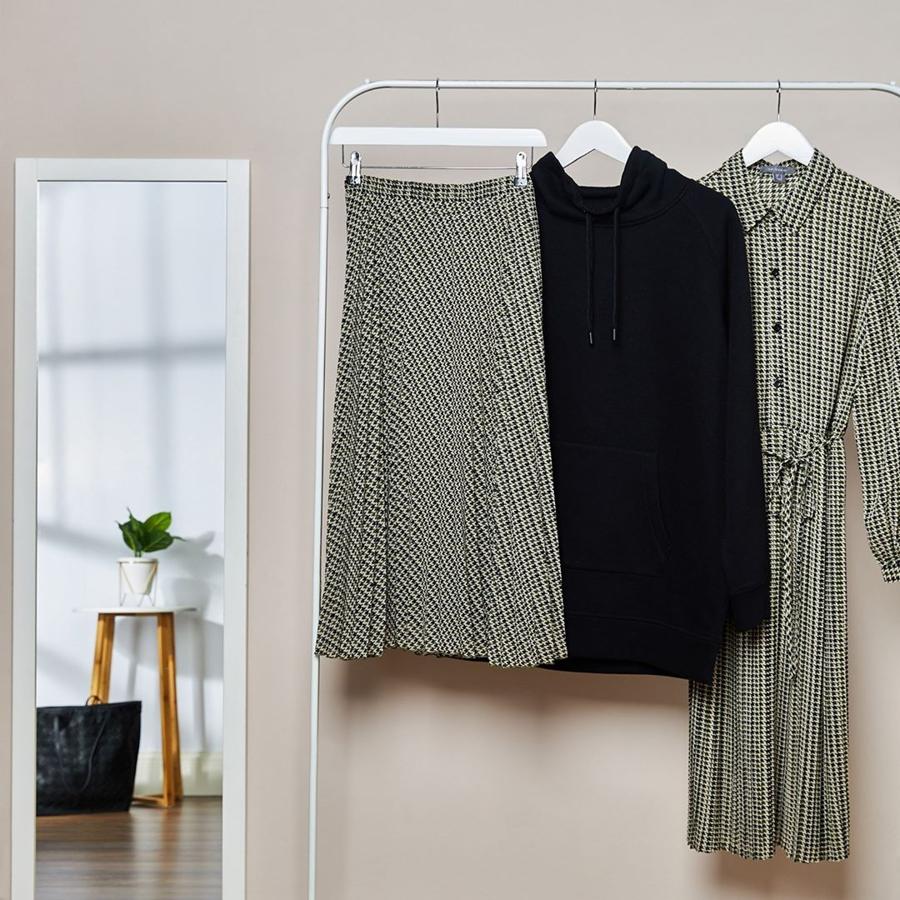 Este vestido de inspiración retro y esta falda midi plisada de Primark, ambos con estampado pata de gallo, nos parecen ideales para nuestros looks 'working girl' de otoño.