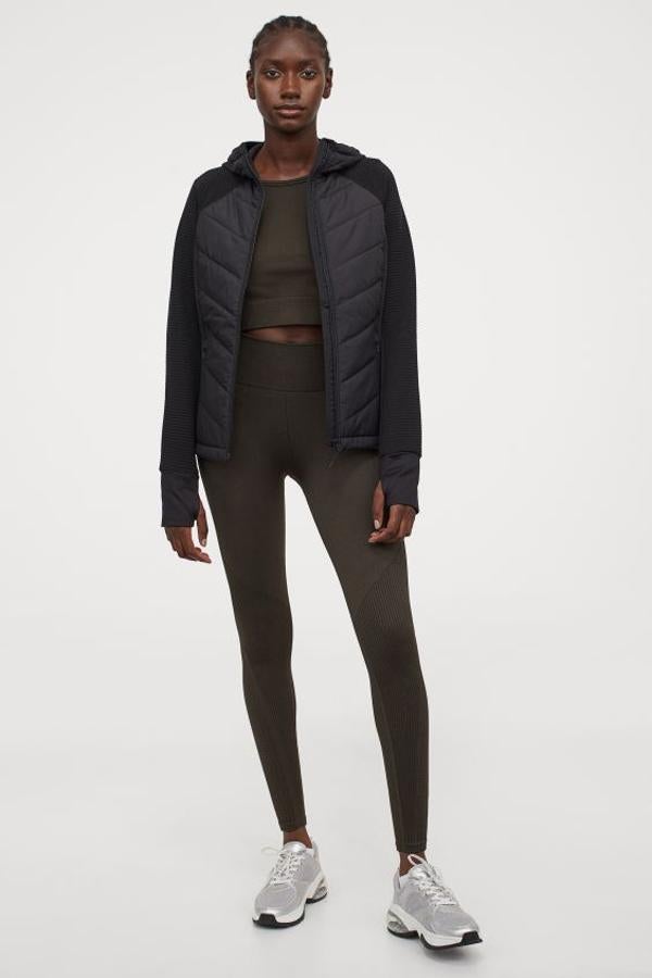 Con capucha de capa doble, cuello elevado, cremallera con protección para la barbilla, bolsillos delanteros y bajo asimétrico, esta chaqueta outdoor viene con mangas raglán con abertura para el pulgar e interior en polar termoaislante. Está disponible en cinco colores entre las tallas XS y XL por 39,99 euros.