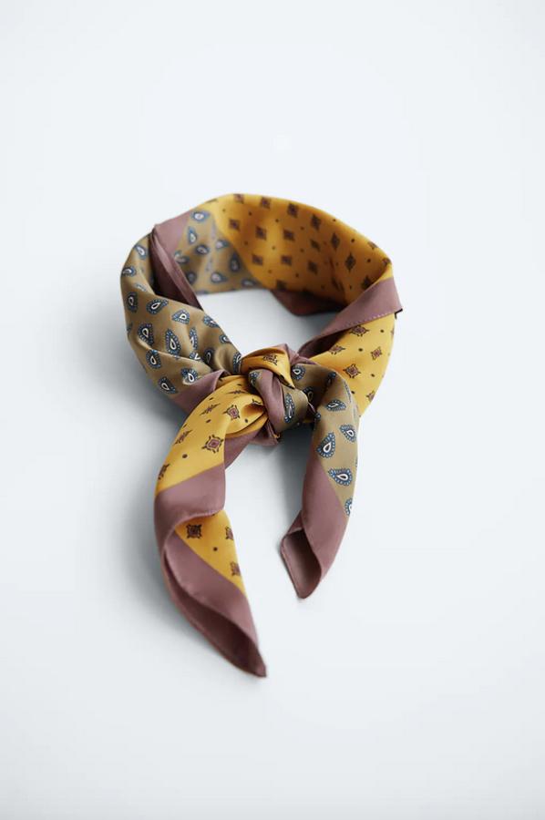 Mostaza y caqui para este pañuelo corbatero satinado de Zara estampado que tiene un precio de 9,95 euros.