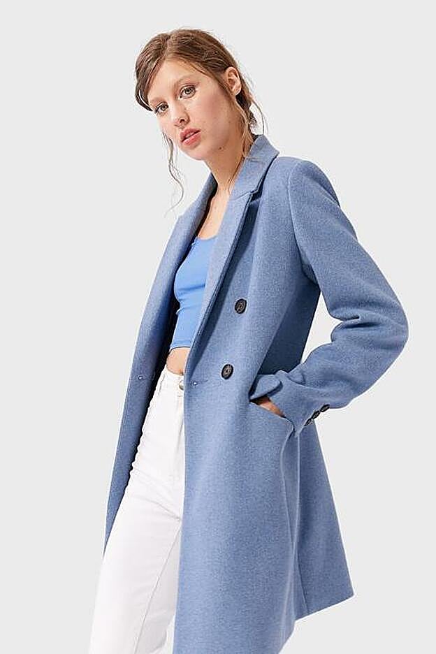 Abrigo azul de Stradivarius, 49,99 euros.
