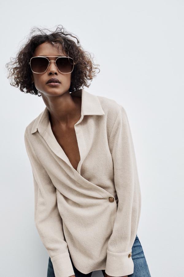 Camisa de algodón cruzada con cierre asimétrico, de Zara (39,95 €).