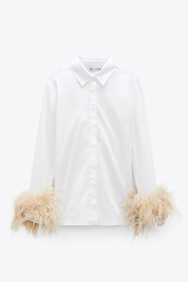 Camisa tipo oxford con plumas bordadas en las mangas, de Zara (69,95 €).