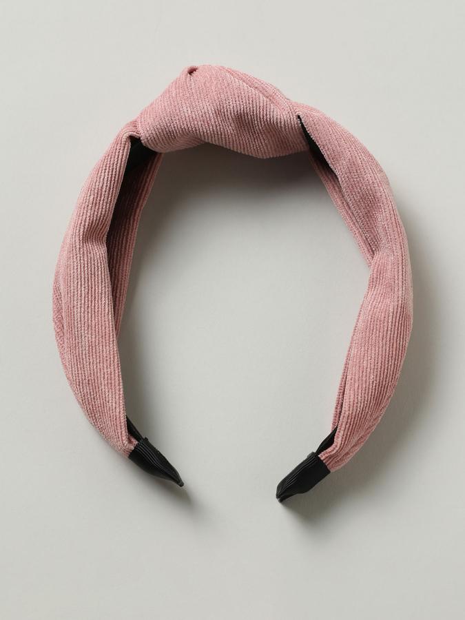 Disponible en color rosa o azul oscuro, esta diadema básica de pana con un nudo en la parte superior tiene un precio de 3,99 euros.