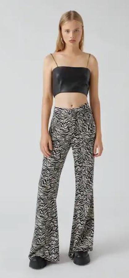 Pantalones flare de Pull&Bear con el estampado de moda de cebra en blanco y negro (19,99 euros).