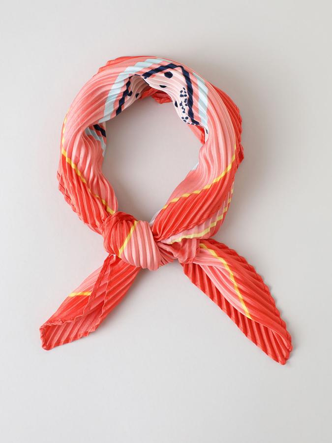 Este pañuelo plisado satinado en varios colores es ideal para poner al cuello, como coletero, como pulsera, e incluso como detalle en el bolso. Tiene un precio de 4,99 euros.