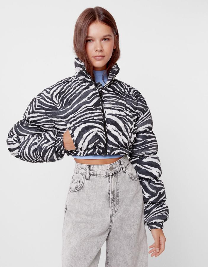 Cazadora tipo plumífero de corte cropped, de la neuva colección de Bershka (25,99 euros).